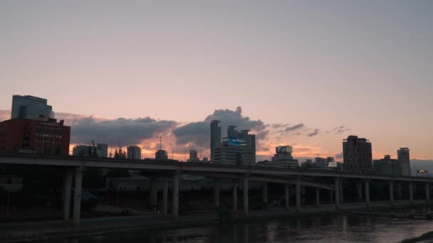 韩国首尔汉江附近东务高速公路上 粉色日落的天空笼罩着轮廓 — 图库视频影像