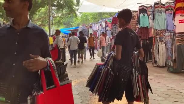 Straatventers Proberen Handtassen Verkopen Aan Mensen Janpath Market — Stockvideo
