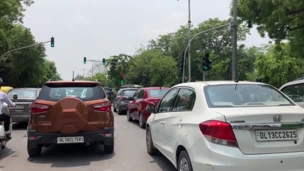 Traffico Prende Una Curva Liscia Semaforo Nuova Delhi — Video Stock