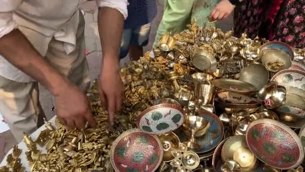 Venditore Ottone Mostra Statue Ottone Compratori Mercato Janpath Nuova Delhi — Video Stock