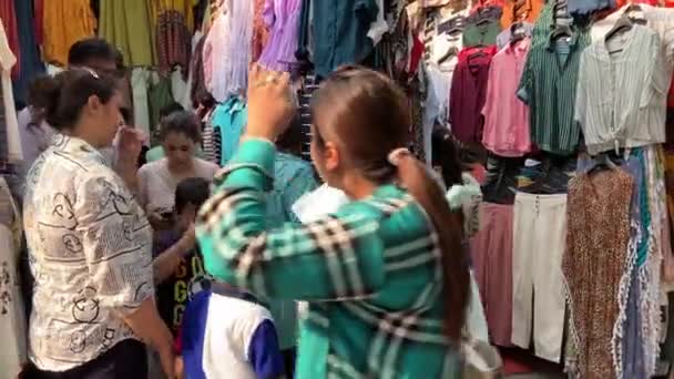 Buyer Negotiates Shopkeeper Local Garment Market — Stock Video