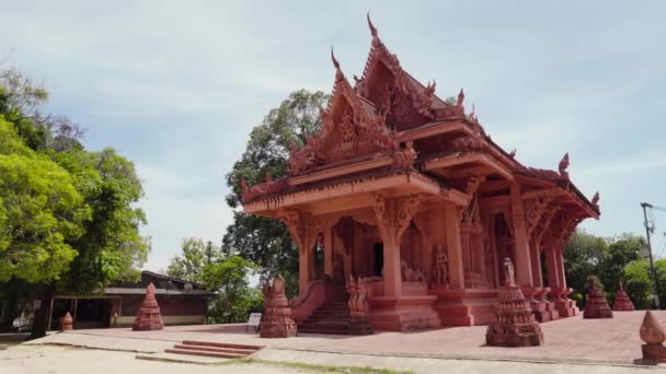 Kızıl Budist Tapınağının Dışında Koh Samui Yeşil Ağaçlarla Çevrili — Stok video