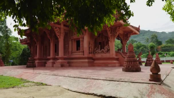 Tempio Buddista Rosso Circondato Alberi Verdi Thailandia — Video Stock