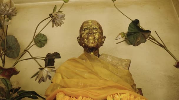 Old Monk Statue Lotus Flowers Thai Buddhist Temple — 图库视频影像