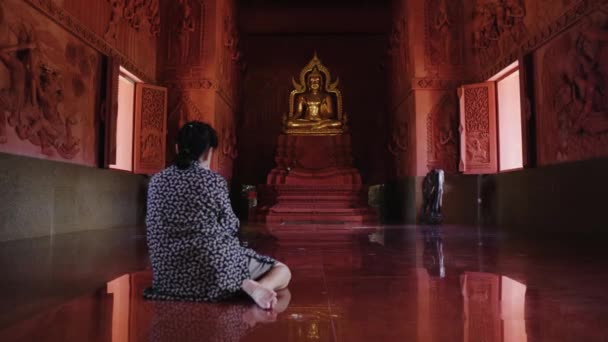 Asian Woman Prays Thai Buddhist Temple — Video Stock
