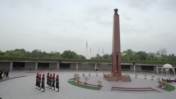 Guardias Indios Con Rifle Durante Simulacro Retirada Frente Obelisco Parque — Vídeos de Stock