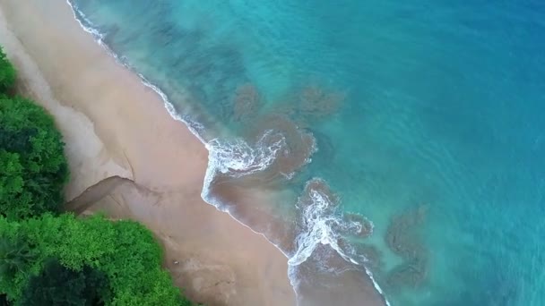 Drone Going Spin Mode Beautiful Turquoise Sea Waves Crashing Causing — Stockvideo