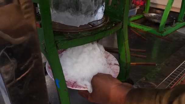 Gola Maker Amazing Skill Crushed Ice Gola Lollypop Making Challenge — Stock video