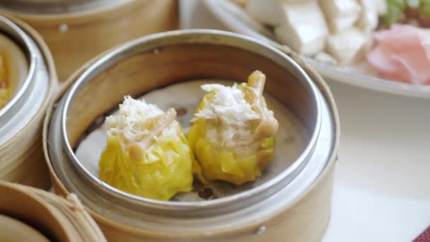 Použití Hůlky Pro Jíst Vařené Čínské Dim Sum Restauraci — Stock video