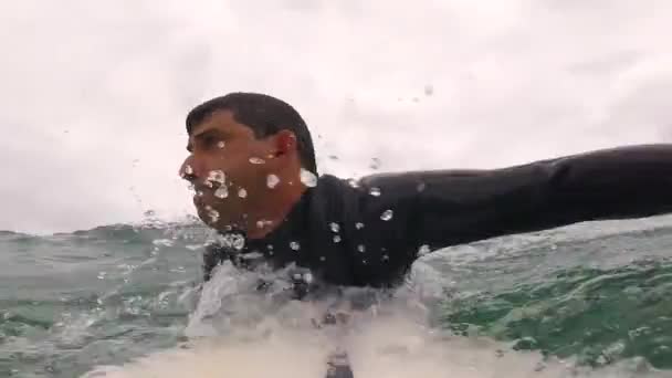 Surfista Pateta Montando Azul Onda Ficando Bom Estalo Contra Lábio — Vídeo de Stock