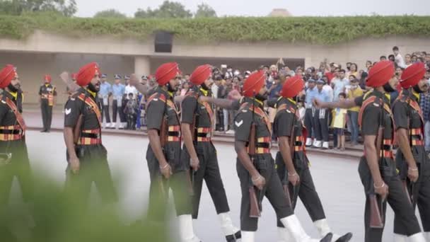 在印度新德里的国家战争纪念馆 人们观看印度卫兵的演习仪式 — 图库视频影像