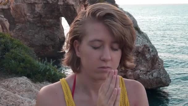 Menina Meditando Câmera Lenta — Vídeo de Stock