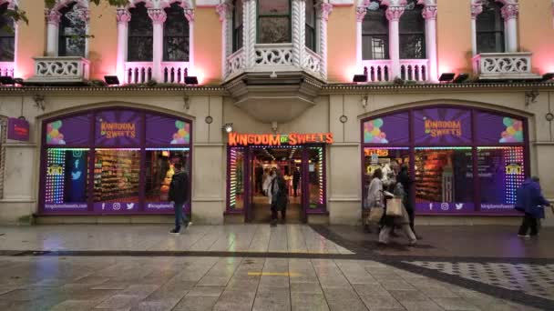 Mad Rush Queens Arcade Kingdom Sweets Cardiff Verenigd Koninkrijk — Stockvideo