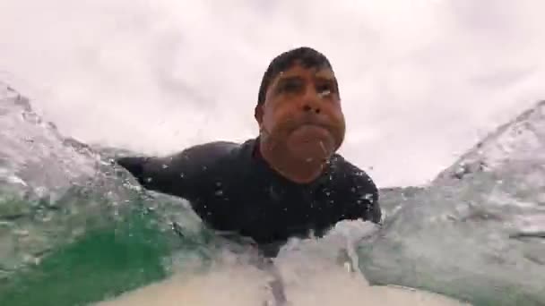 Surfista Pateta Montando Onda Azul Fazendo Bom Estalo Lábio Sintra — Vídeo de Stock