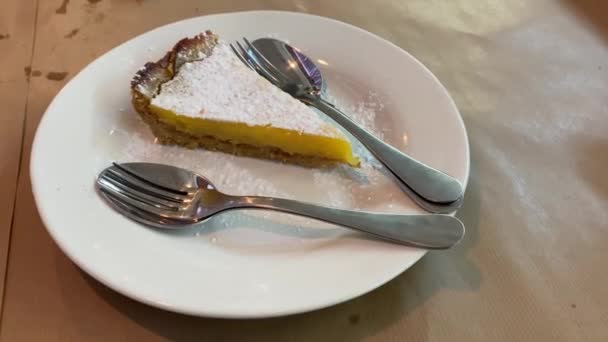 Sharing Dessert Husband Wife Mercado Cascais Delicious Food Cake — Vídeos de Stock