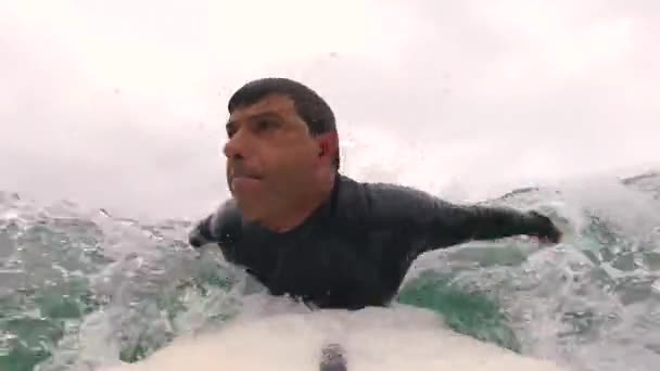 Goofy Surfer Riding Blue Wave Getting Some Water Air Slow — 비디오