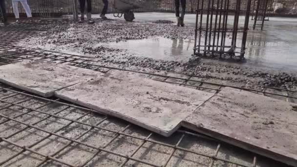 Construction Track Made Wheelbarrow Which Carrying Concrete Materials Place Worker — Stockvideo