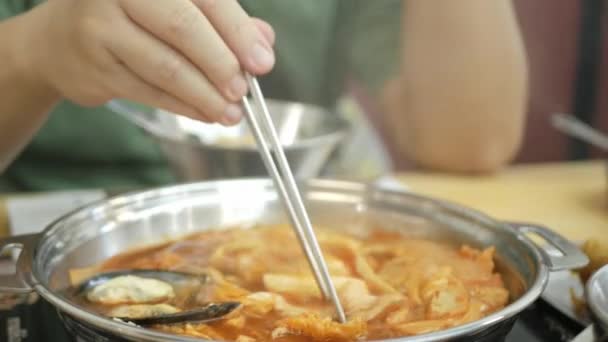 Chiudere Durante Utilizzo Bacchetta Scegliere Tokpokki Dalla Zuppa Coreana Kimchi — Video Stock