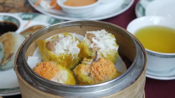 Usando Pauzinhos Para Comer Chinês Cozido Vapor Dim Sum Restaurante — Vídeo de Stock