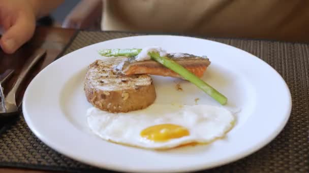 Pov Dish Fried Egg While Man Using Fork Knife Cut — Αρχείο Βίντεο