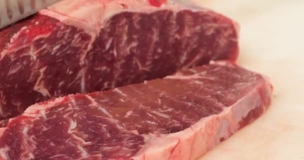 Chef Schneidet Angus Rindfleisch Für Steaks — Stockvideo