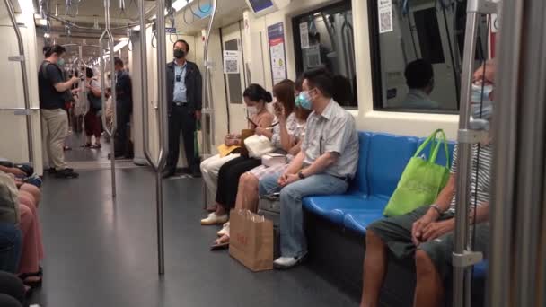 Comutadores Dentro Compartimento Trem Metrô Bangkok Usando Máscara Facial — Vídeo de Stock