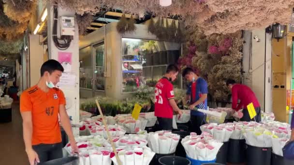 Мужчины Готовят Букеты Цветов Цветочном Рынке Бангкока Пак Клонг Талад — стоковое видео