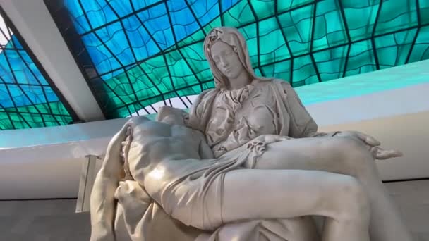 브라질리아 대성당에 조각품중 하나의 모습을 가까이 확대하여 — 비디오