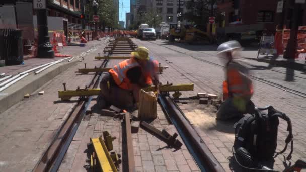 Film Którym Robotnicy Budowlani Układają Nowe Cegły Między Nowymi Torami — Wideo stockowe