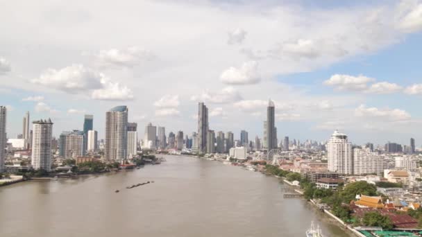 Aerial View Chao Phraya River Bangkok Skyscrapers Background Cloudy Day — ストック動画