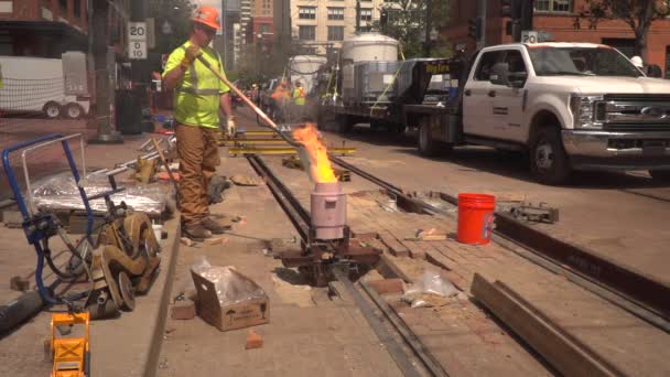 Trabalhador Construção Solda Trilhos Trem Com Calor Extremamente Alto Aço — Vídeo de Stock