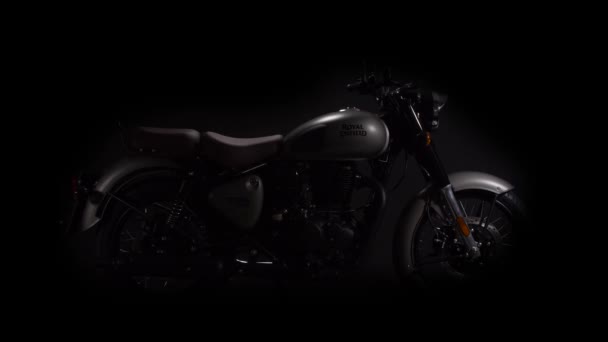 Royal Enfield Classic 350 Seitenansicht — Stockvideo