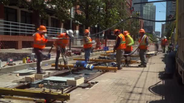 Film Pracownikami Wylewającymi Beton Nowe Tory Kolejowe Mieście — Wideo stockowe
