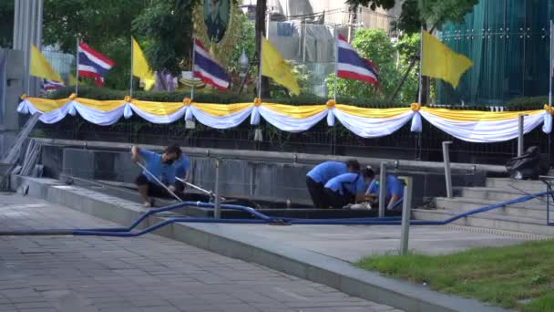 Workers Cleaning Fountain Pond Bangkok Thai Flags Waving Breeze — Stockvideo