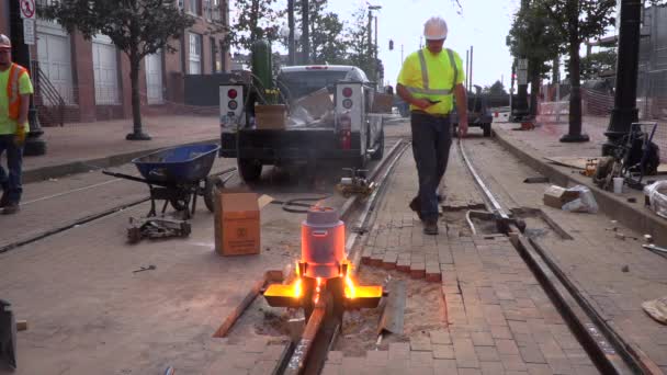 Bouwvakker Houdt Toezicht Het Lassen Van Treinsporen Met Superhoge Hitte — Stockvideo