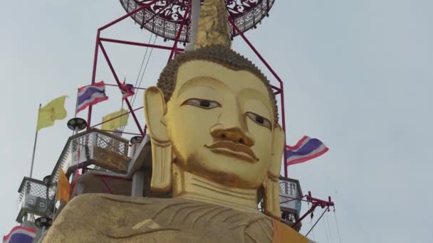 Cinematic Footage Luang Pho Giant Golden Buddha Statue Old Town — Stockvideo