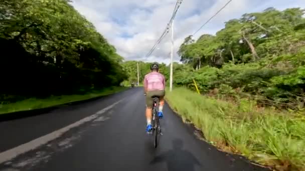 Ciclista Masculino Passando Por Grupo Próximo Ciclistas Veículos Uma Estrada — Vídeo de Stock