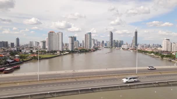Puente Autopista Sobre Gran Río Con Horizonte Ciudad Fondo Coches — Vídeo de stock