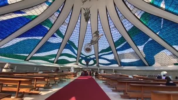 건축가 로카니머에 설계된 브라질리아 대성당의 지나는 — 비디오