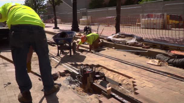 Bouwvakker Lassen Spoor Met Super Hoge Hitte Gesmolten Staal Als — Stockvideo