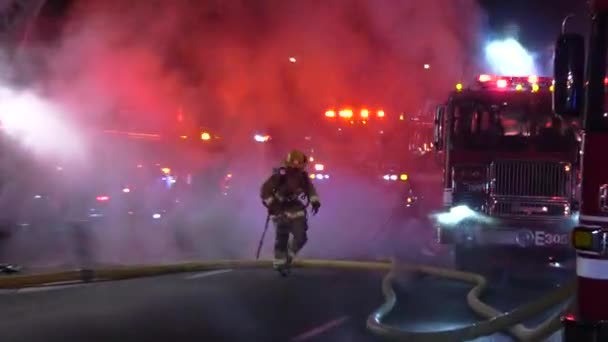 Firefighter Geht Durch Eine Dicke Rauchwolke — Stockvideo