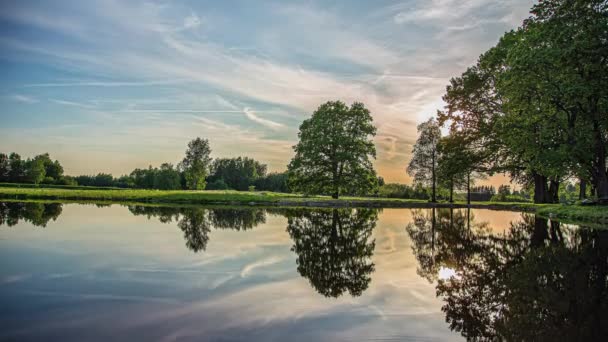 Panorama Time Lapse Van Rustige Meer Met Bomen Tijdens Gouden — Stockvideo