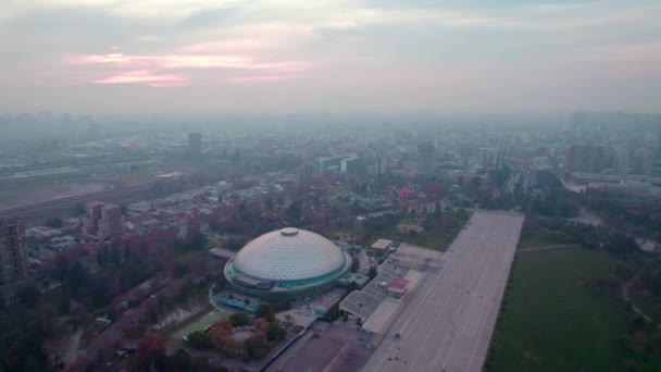 Aerial Orbit Higgins Park Ellipse Amusement Park Smoggy Sunset Santiago — ストック動画