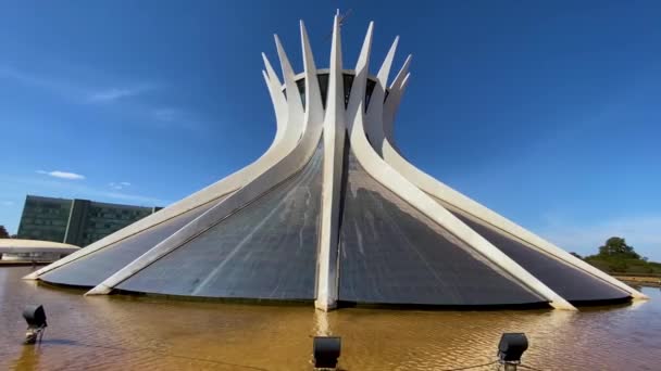 Экскурсия Знаменитому Собору Бразилиа Построенному Совместно Архитектором Оскаром Нимейером — стоковое видео