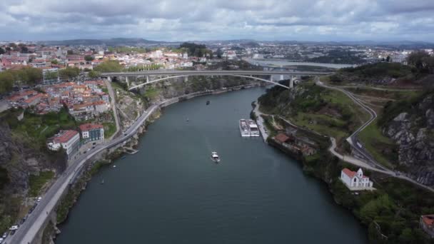 Boot Zeilen Douro River Porto Portugal Luchtvaart Achteruit Vliegen — Stockvideo
