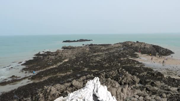 Formazione Rocciosa Martin Plage Persone Irriconoscibili Sulla Spiaggia Saint Brieuc — Video Stock