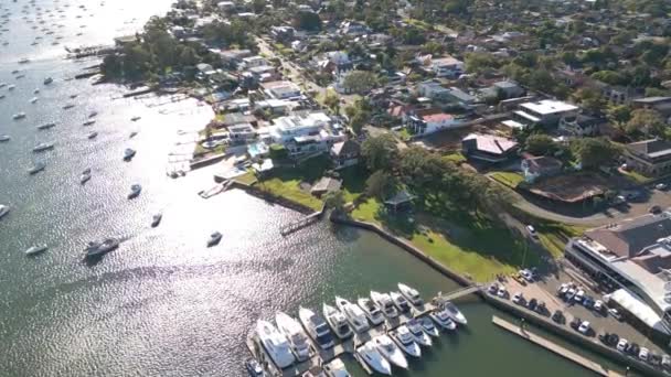 Aerial View Waterfront Homes Boats Marina Drone Flyover Looking Neighborhood — Stockvideo