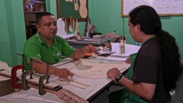 Artesãos Indígenas Construindo Uma Guitarra Uma Marcenaria Floresta Amazônica — Vídeo de Stock