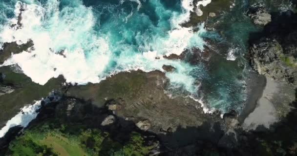 Aerial Top Massive Waves Crashing Rocky Coastline Beach — Stok video