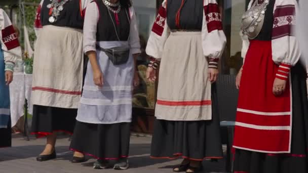 Perinteinen Virolainen Tanssiesitys Naiset Muuttavat Pukeutuneina Värikkäisiin Asuihin Kansallisiin Koruompeluasuihin — kuvapankkivideo